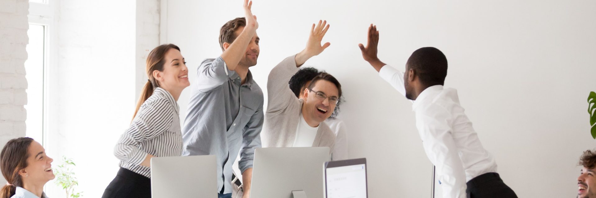 Des collègues se félicitent dans un bureau