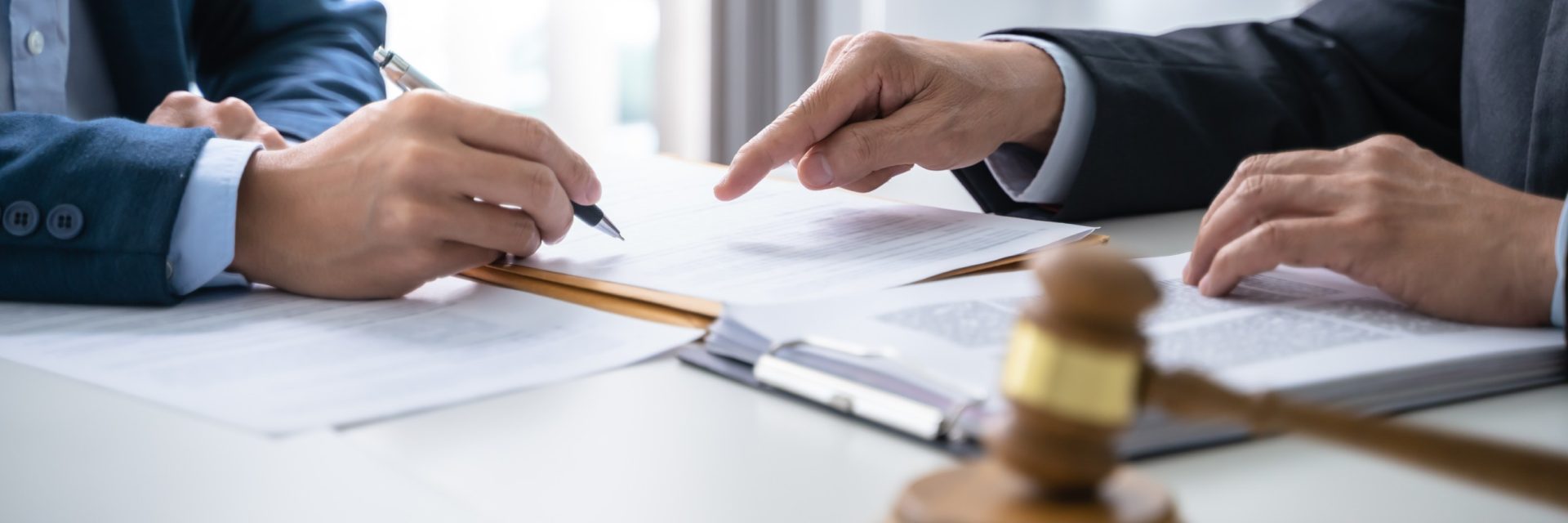 Vue sur des mains de businessmen signant un contrat