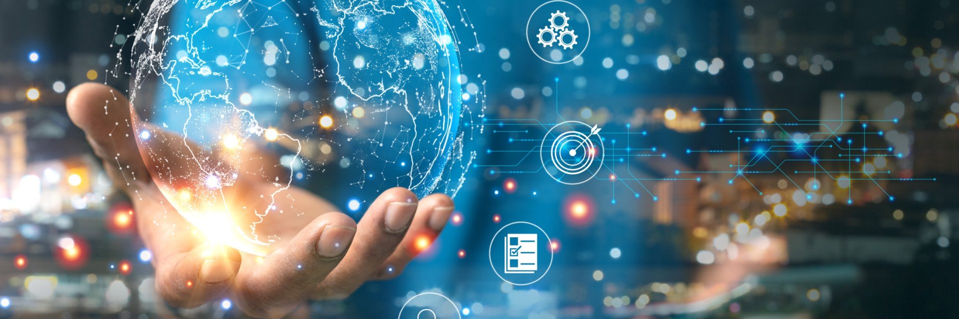 Une main tenant un globe virtuel représentant les connexions internet mondiales