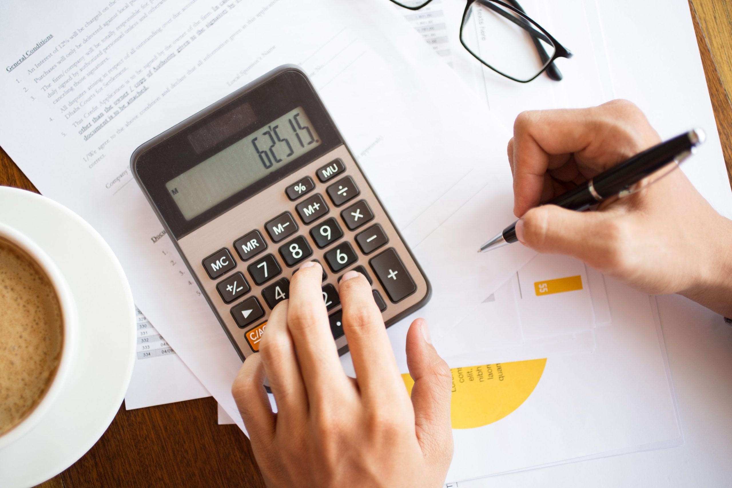 Une personne se servant d'une calculatrice