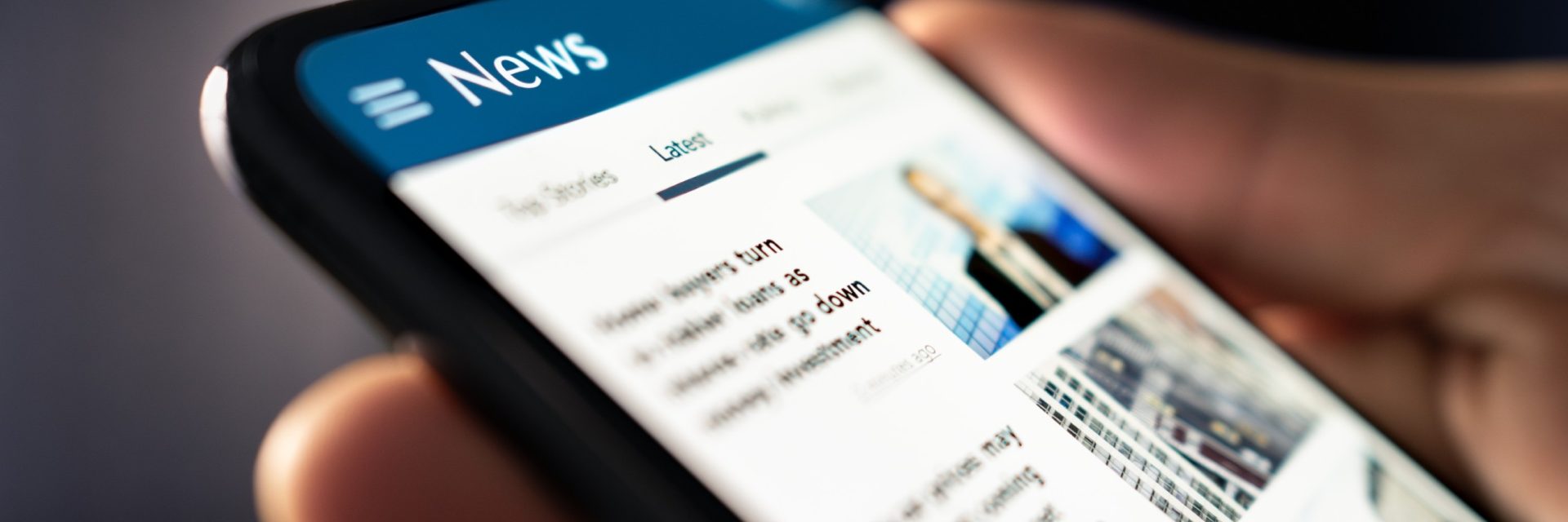 Flux d'actualités sur un téléphone