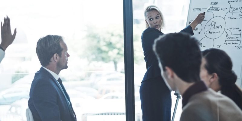 Une femme d'affaires fait une présentation à ses collaborateurs