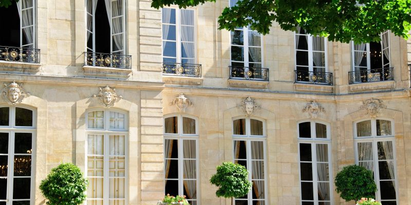 Façade d'un bâtiment historique parisien.