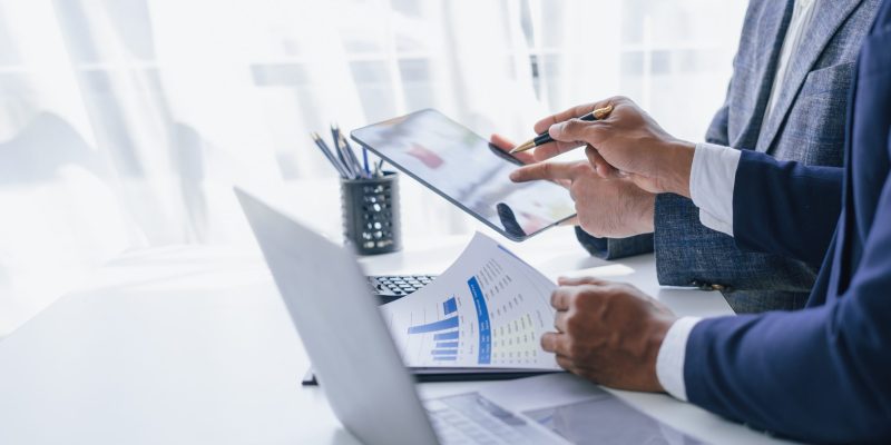Utilisation d'une tablette PC, consultation entre comptable et expert-comptable